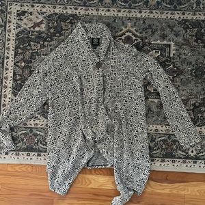 Pretty cardigan with button closure